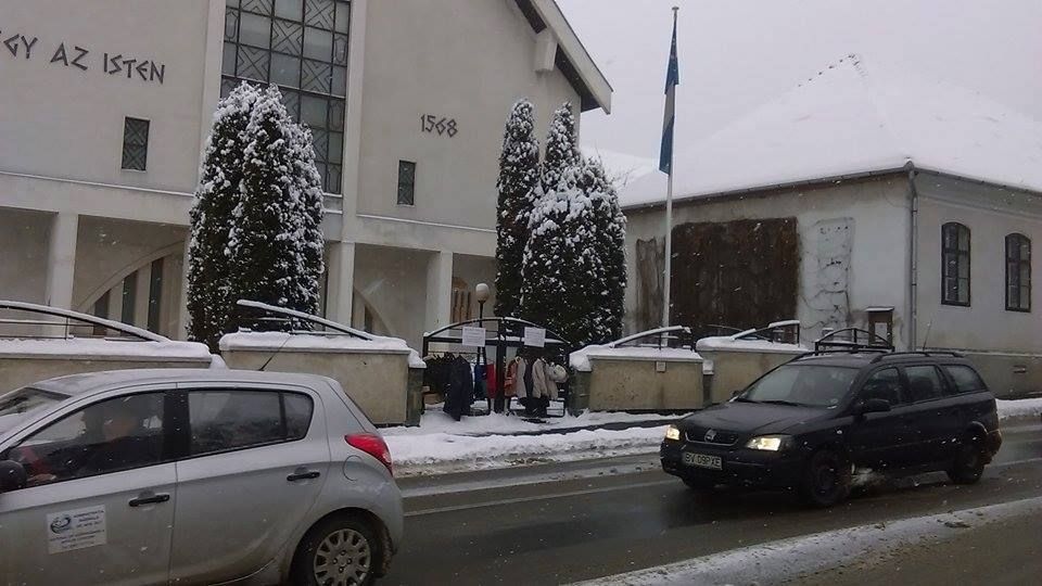 Sorakoznak a kabátok a Sepsiszentgyörgyi Unitárius Egyházközség kerítésén (Forrás: a Sepsiszentgyörgyi Unitárius Egyházközség Facebook-oldala)